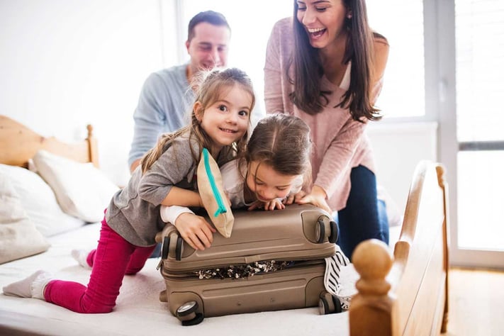 Viaggiare con i bambini: cosa mettere in valigia?