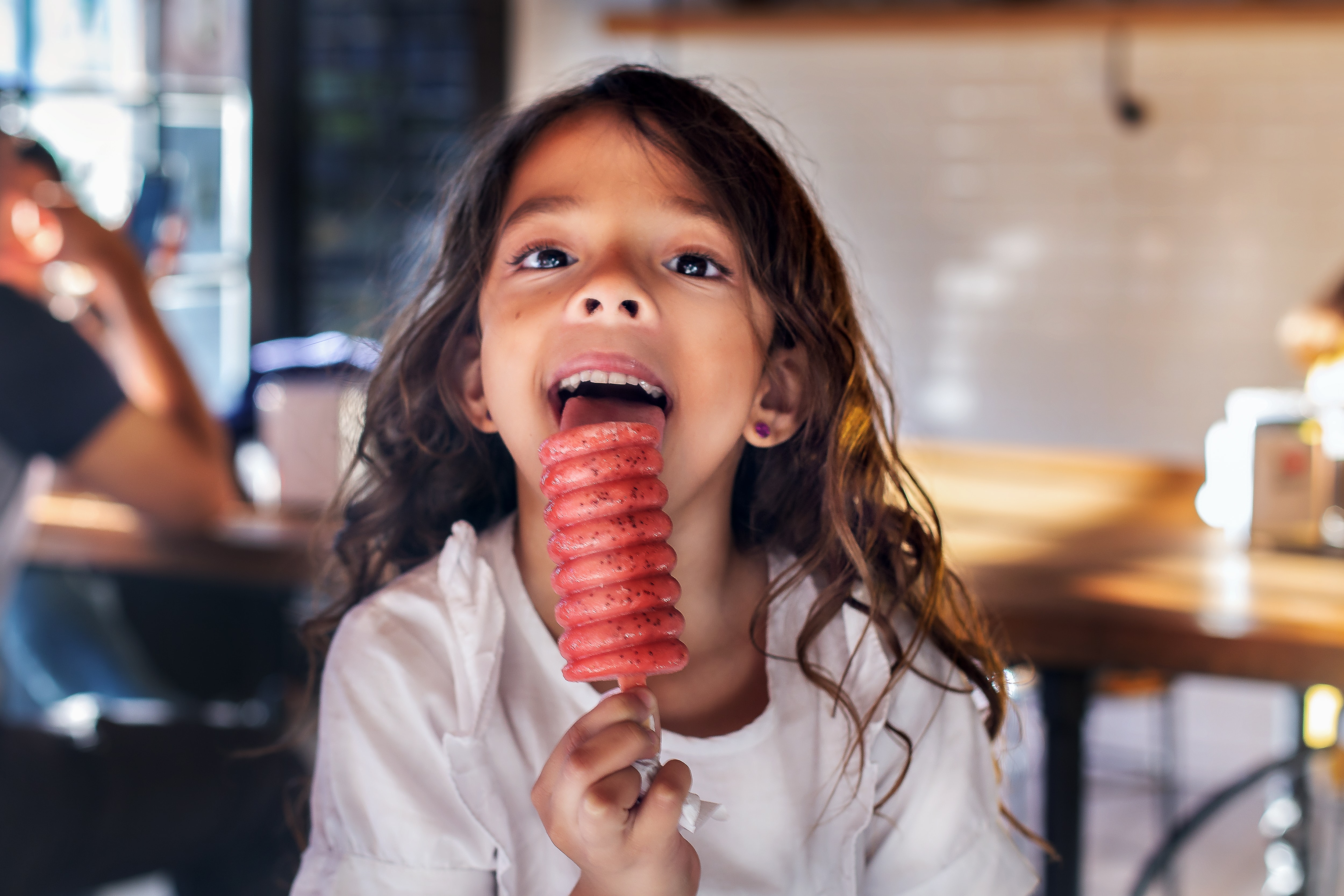 Little throat. Мороженое для детей. Девочка и мороженое. Tongue девочка. Ребенок облизывает мороженое.